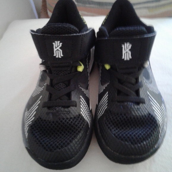 Nike Kids Kyrie Flytrap Basketball Sneakers - Picture 4 of 5